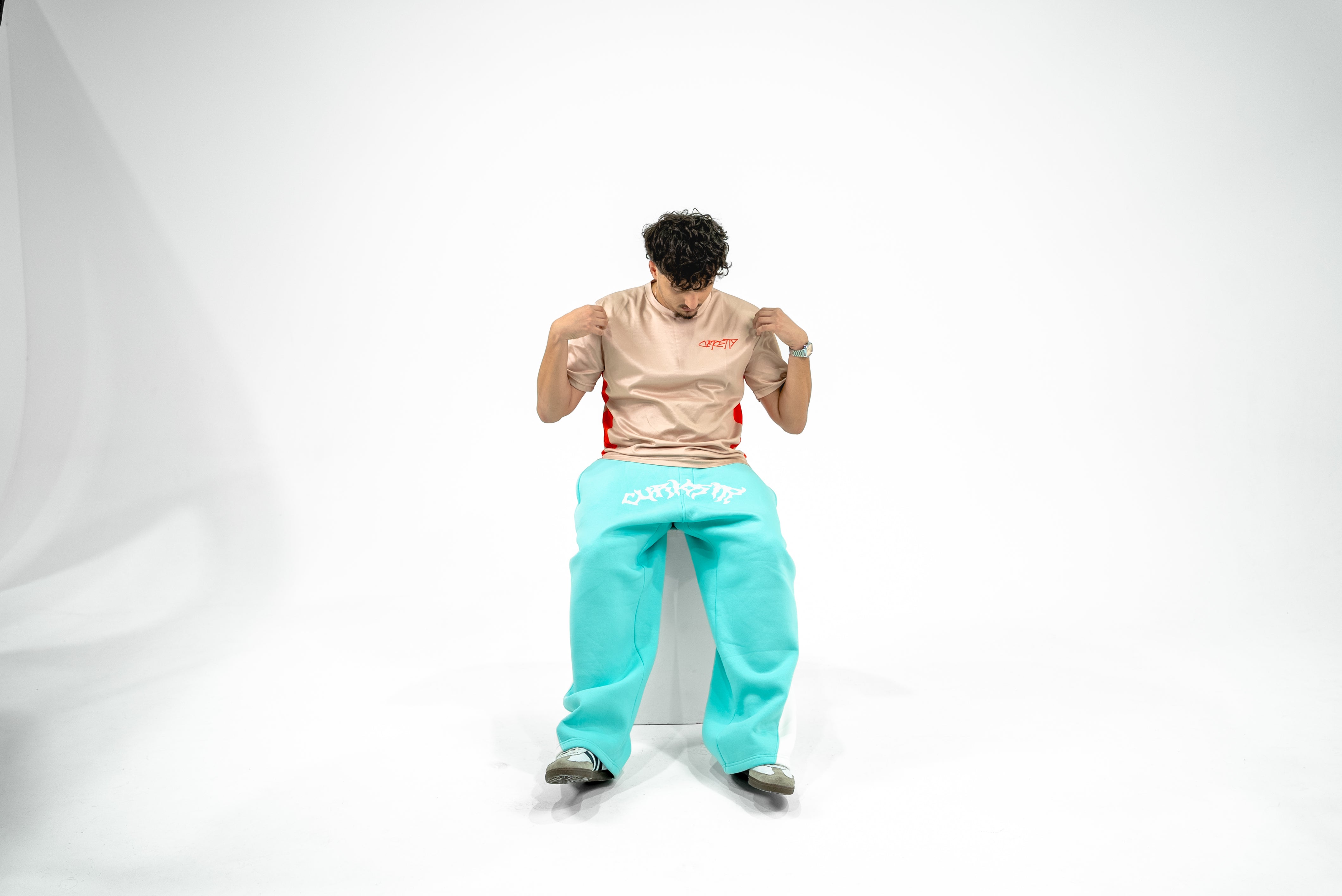 Curiosity lookbook frame 05